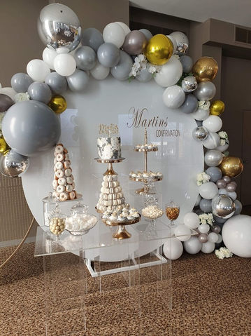 round backdrop with balloon garland