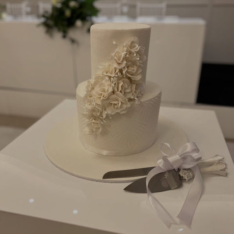 Fondant roses cake